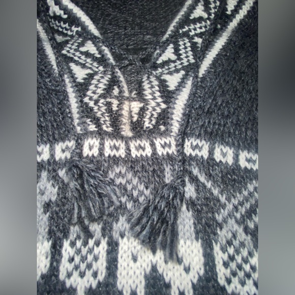 Alpaca hooded black llama sweater with fringe - Picture 3 of 9